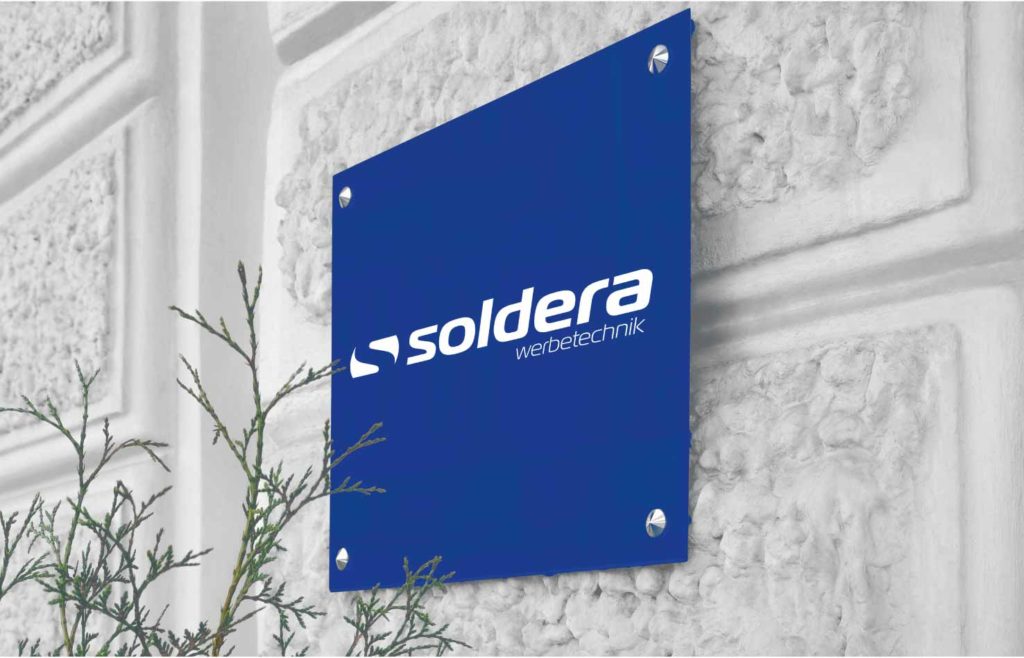 Firmenschild mit der Aufschrift Soldera Werbetechnik